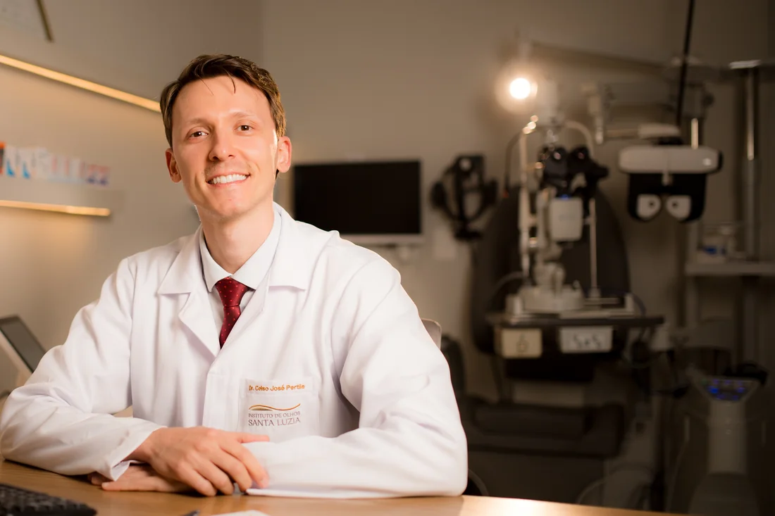 Dr. Celso Pertile à mesa do consultório, no Instituto de Olhos Santa Luzia